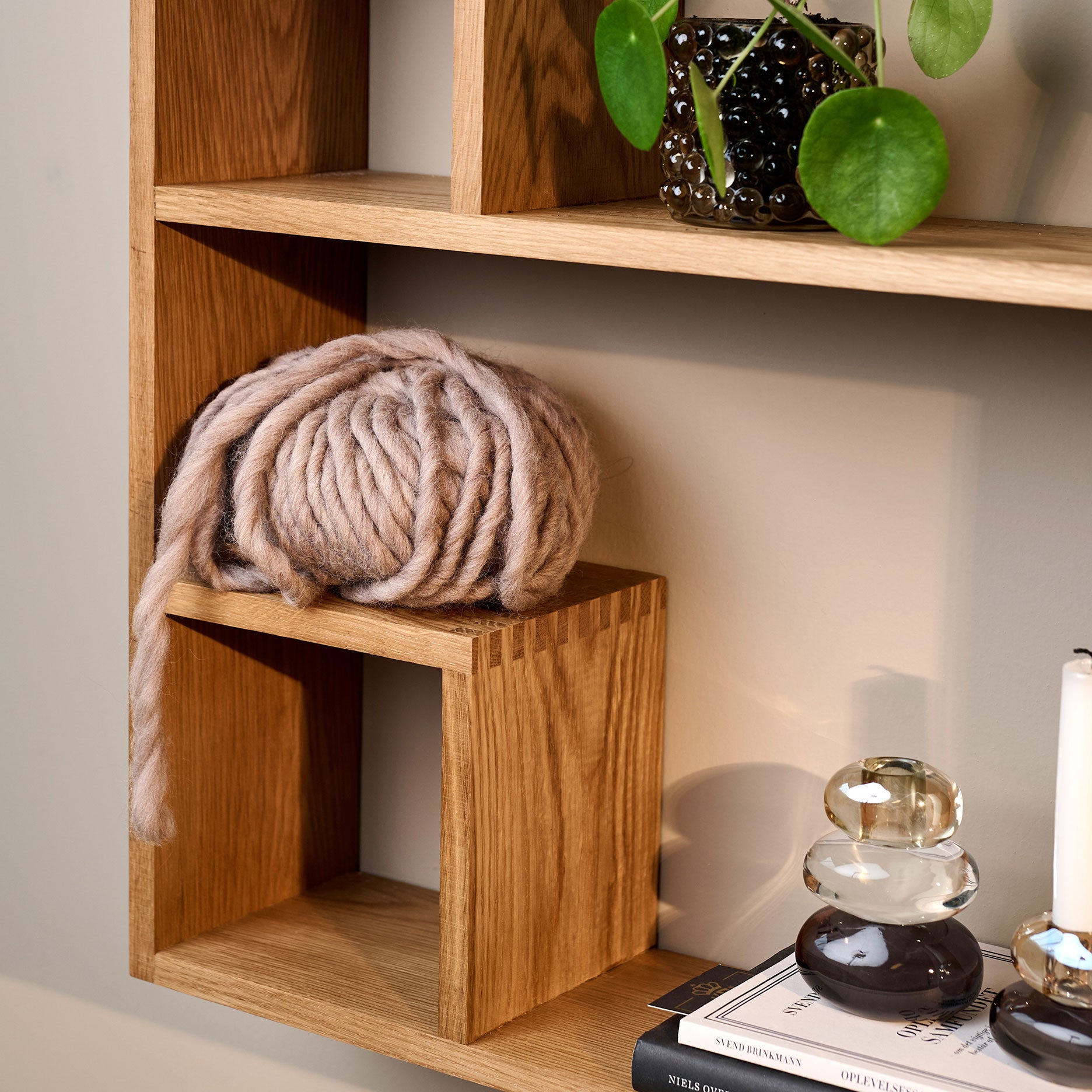 Keeper II væghylde, FSC certificeret egetræ 8D 70x70 cm